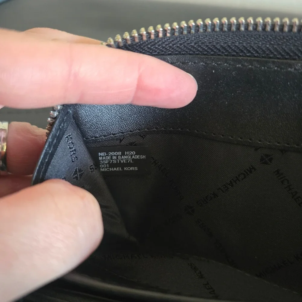 Michael Kors Jet Set Travel Large Peddled Leather Wrislet Wallet Black